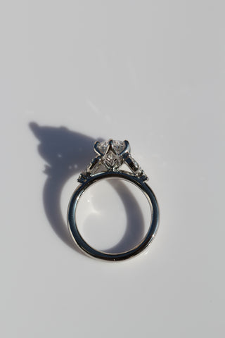 Tuscany Petal Prong, Oval Cut